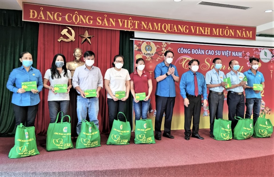 Tặng quà &quot;Tết sum vầy&quot; hơn 300 đoàn viên, người lao động ngành Cao su